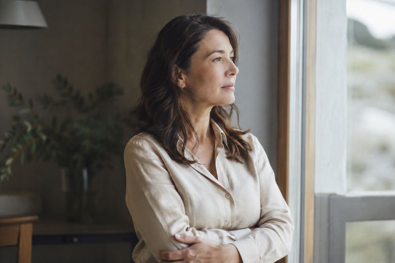 Mulher refletindo sobre identidade e espaço pessoal